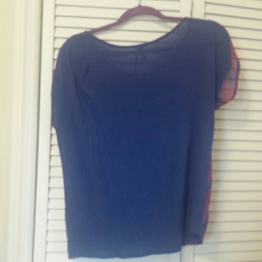 Woman's Top - Picture 3 of 4